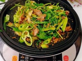 烤好后加入长青椒，香菜即可出锅