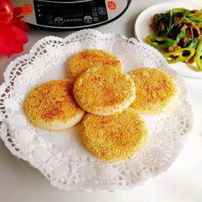 准备开吃，先把饼切开，夹进牛肉