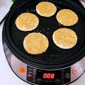 放入饼胚，把饼胚放上，调小火自主烙烤