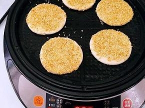 放入饼胚，把饼胚放上，调小火自主烙烤