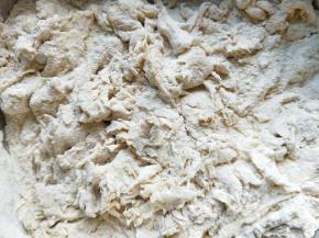 两种面粉混合在一起，干酵母加温水和开，然后加入在面粉里搅拌成面絮