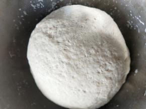 再揉成光滑的面团，放置温暖处发酵至两倍大