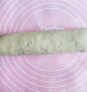 然后取出排气，揉成长条