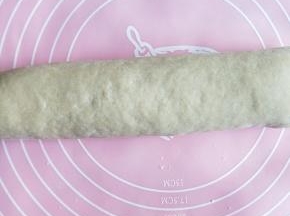 然后取出排气，揉成长条