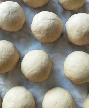 然后醒发十分钟，上锅大火蒸15分钟，关火再焖两分钟即可