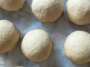 然后醒发十分钟，上锅大火蒸15分钟，关火再焖两分钟即可