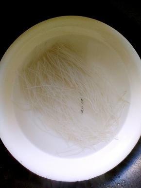 取适量土豆粉丝用开水泡上