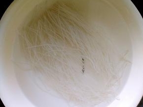 取适量土豆粉丝用开水泡上