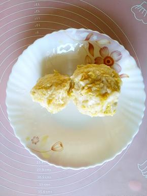 酸菜投洗干净，挤去多余的水分。