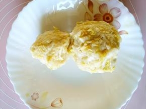 酸菜投洗干净，挤去多余的水分。