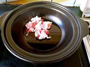 陶煲王的浅煲中加入少许植物油，烧热后加入猪肉丝。