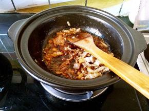 翻炒至猪肉丝变白之后加入葱花和花椒粉爆香，再加入少许生抽调色。