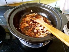 翻炒至猪肉丝变白之后加入葱花和花椒粉爆香，再加入少许生抽调色。