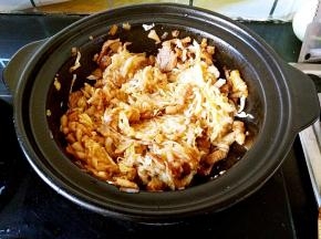 把酸菜捏撒之后放入锅中，翻炒均匀。