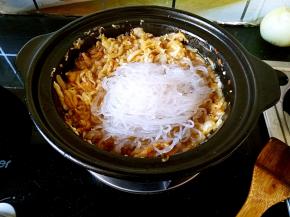 三分钟之后把已经泡好的粉丝加进去。