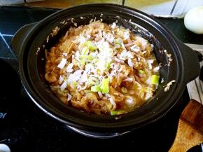 翻拌均匀之后加入少许的味精和适量的葱花提味儿。