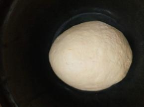 加入适量的酵母让其发面