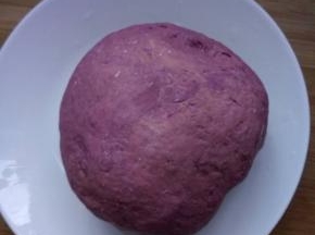同样的方法加入紫薯活成了紫薯面团