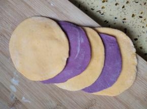 擀面成面片，交替颜色放好