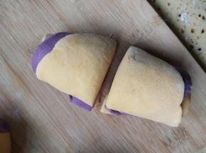 从一边慢慢卷起，从中间切开