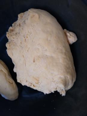 用蒸熟的南瓜加酵母加面粉活成黄色发面团