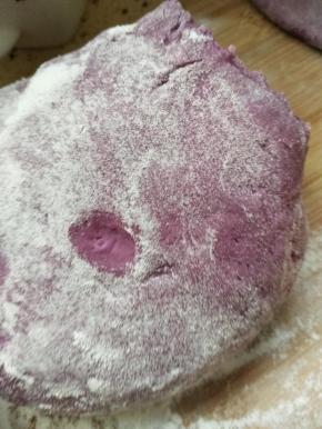 用紫薯加面粉加酵母活成紫色发面团