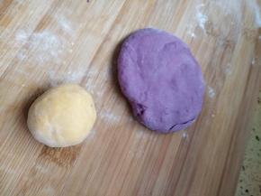 发面后各分成单色面团，黄色揉成球状，紫色擀面片