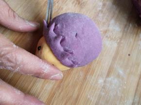 用剪刀煎刺猬身