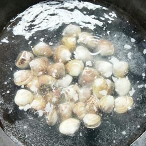 将洗干净的蛤蜊放入锅中焯至外壳张开