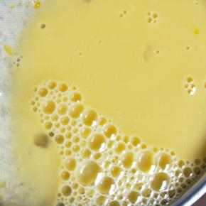 鸡蛋打入碗中，然后缓缓加入40°温度的水，搅拌均匀 ，过筛一遍