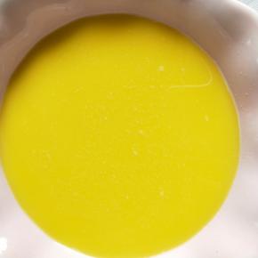 过筛好的蛋液静置五分钟