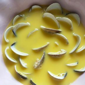 再把焯过水的蛤蜊放入蛋液中