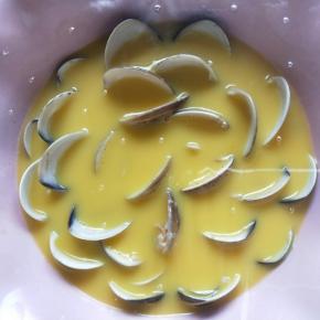 盖上保鲜膜，用牙签戳几个洞