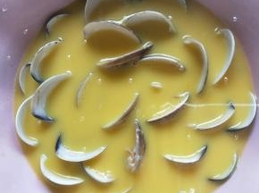 盖上保鲜膜，用牙签戳几个洞