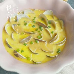 蒸好之后取出，淋上芝麻油，味极鲜，葱花，即可开吃了。