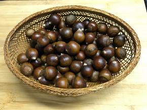 板栗清洗干净后控干水分。