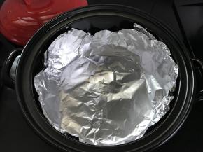 砂锅底部铺上锡纸。