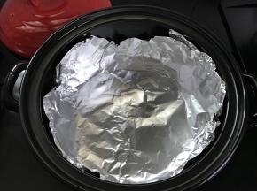 砂锅底部铺上锡纸。