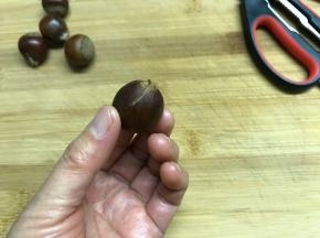 用剪刀在板栗头部剪个口子。