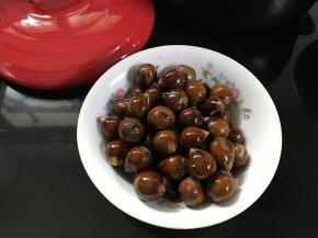 让板栗沾上食用油。