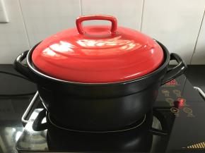 盖上锅盖，大火先烤10分钟。