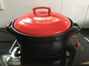 盖上锅盖，大火先烤10分钟。