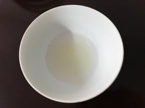 白砂糖和水混合成糖水。