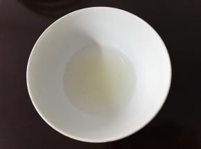 白砂糖和水混合成糖水。