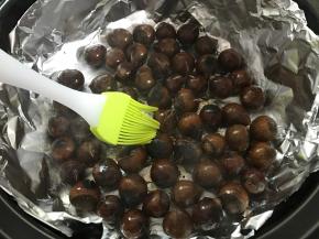 用刷子沾上糖水均匀地刷在板栗上面，再烤10分钟左右就可以了。