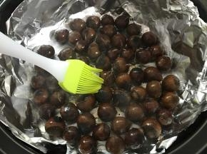 用刷子沾上糖水均匀地刷在板栗上面，再烤10分钟左右就可以了。