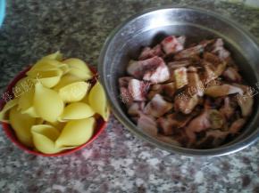 放生抽老抽料酒腌制十分钟，意大利粉备用。