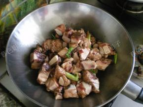 热油下葱姜爆锅，炒下牛软肋排,炒变色加盐，