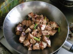 热油下葱姜爆锅，炒下牛软肋排,炒变色加盐，