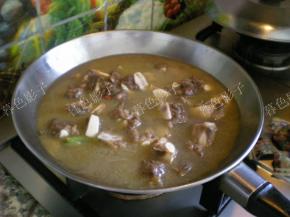 加适量的水，小火慢炖大约45分钟左右牛软肋炖软烂了